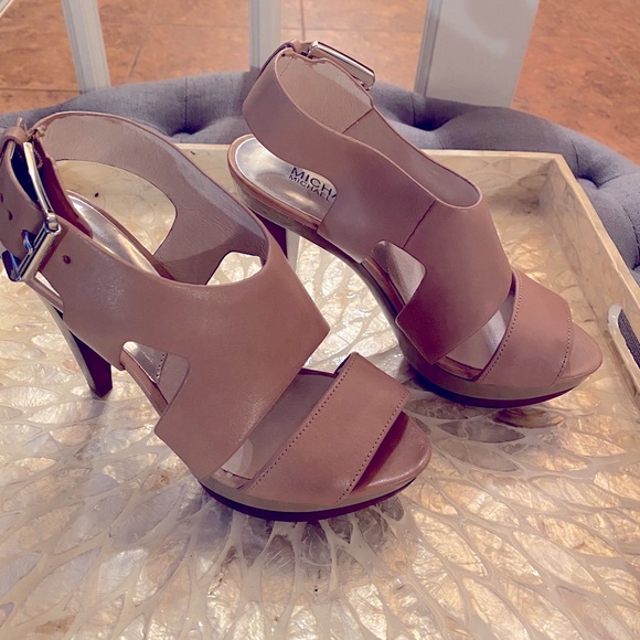 Michael Kors nude/tan platform sandals - Picture 1 of 3